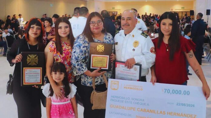 Guadalupe Cabanillas recibe reconocimiento como Bombero del Año en Hermosillo