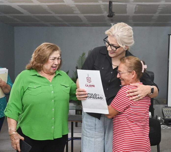 Claudia Santacruz entrega escrituras a familias de la colonia Beltrones en Cajeme