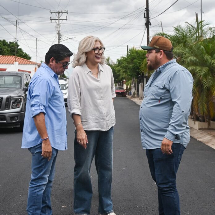 Claudia Santacruz supervisa trabajos de recarpeteo en la colonia Villas del Náinari, Cajeme