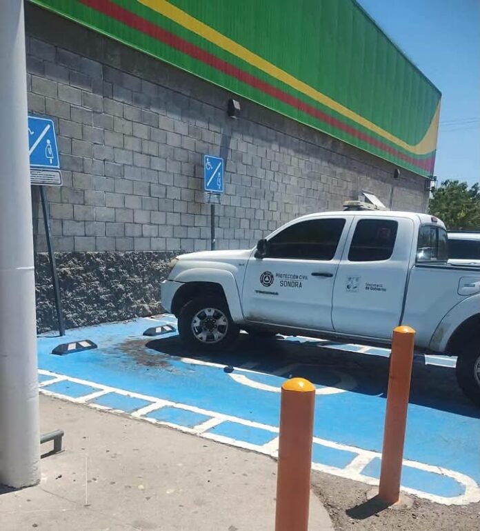 Unidad de Protección Civil Sonora estacionada en cajón para discapacitados en Hermosillo