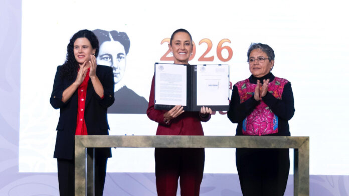 Claudia Sheinbaum firma decreto sobre transparencia del Gobierno federal