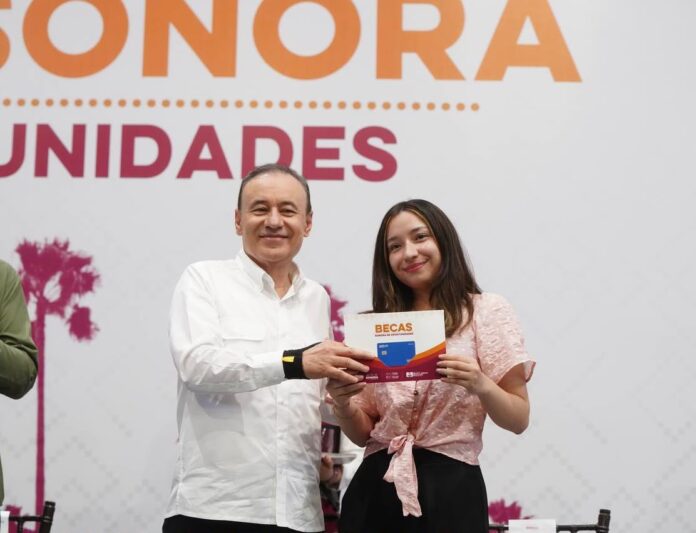 Durazo entrega becas a universitarios de Cajeme y Navojoa