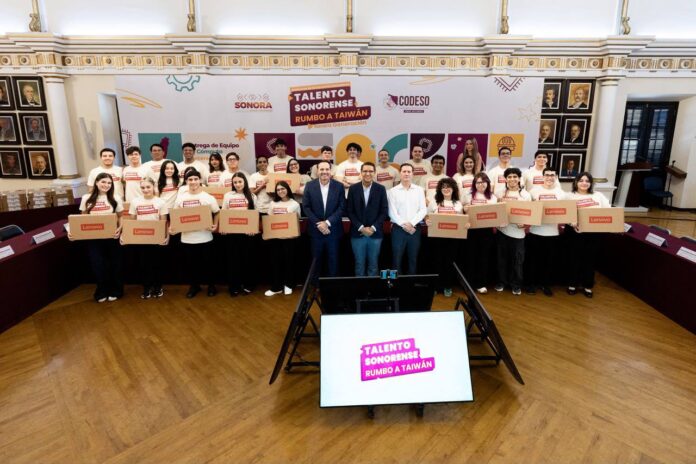 Alfonso Durazo entrega computadoras a jóvenes sonorenses que viajarán a Taiwán
