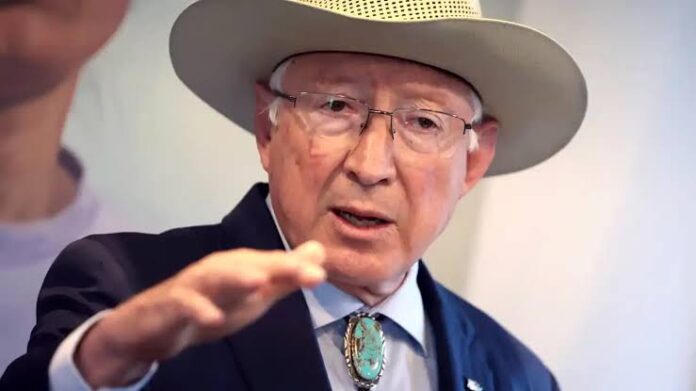 Ken Salazar habla sobre el avión utilizado para trasladar a El Mayo Zambada a Estados Unidos