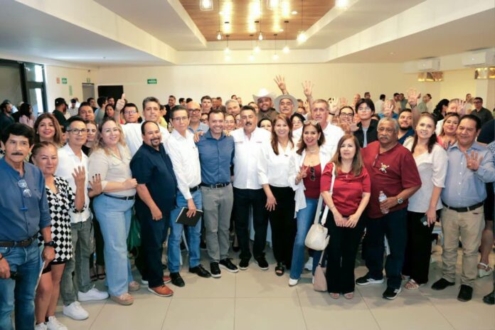 Javier Lamarque dialoga con profesionistas durante encuentro en Hermosillo