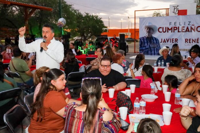 Javier Lamarque convive con familias de la colonia Pueblitos durante asamblea en Hermosillo