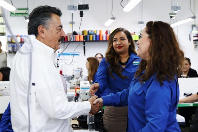 Javier Lamarque conversa con trabajadoras de General de Uniformes en Hermosillo