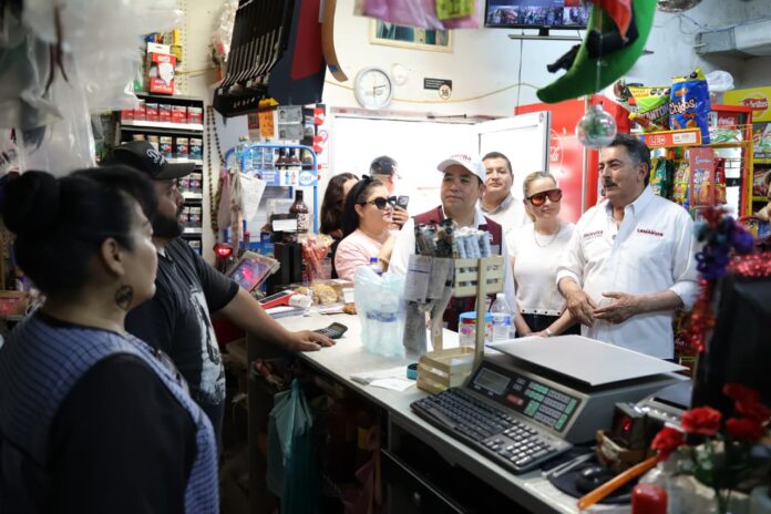 Javier Lamarque conversa con vecinos durante un recorrido por las colonias Las Minitas y Las Lomas, en Hermosillo.