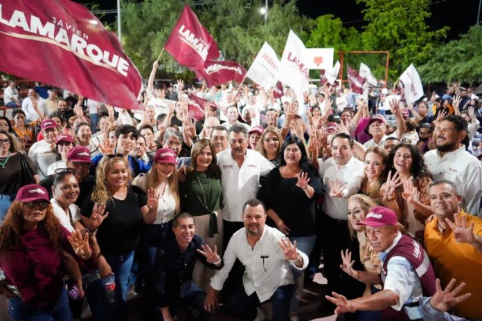 Javier Lamarque durante asamblea informativa con vecinos de Lomas de Madrid en Hermosillo