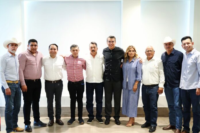 Javier Lamarque durante reunión con presidentes municipales y dirigencia estatal del PT en Sonora