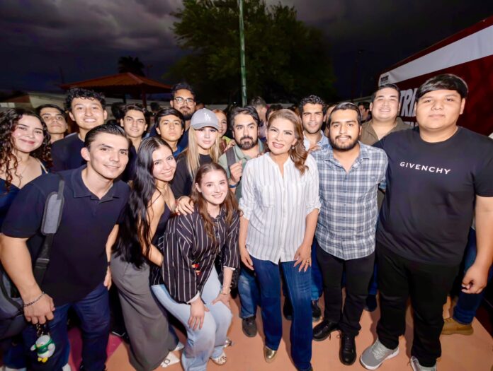 Lorenia Valles durante asamblea informativa con jóvenes en Hermosillo Sonora