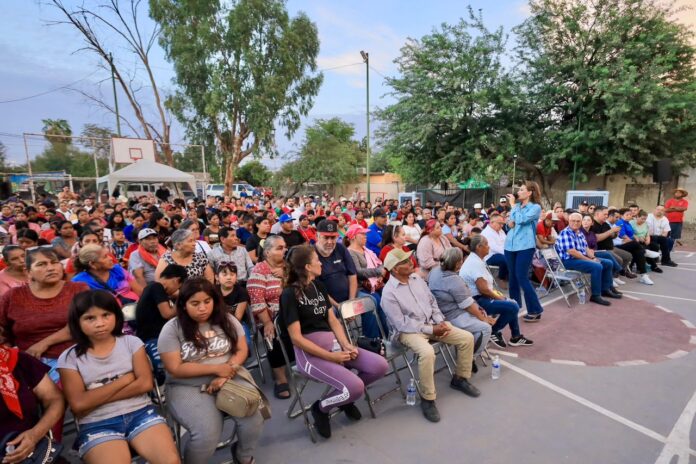 Lorenia Valles durante asamblea con familias del Poblado Miguel Alemán en Hermosillo
