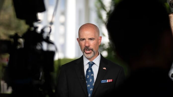 Terry Cole, director de la DEA, durante declaraciones sobre acciones contra el CJNG