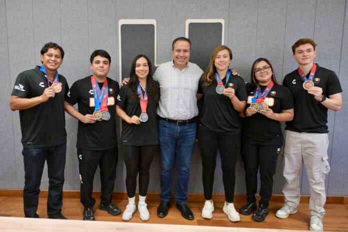 Toño Astiazarán recibe a deportistas hermosillenses medallistas de Santo Domingo 2026