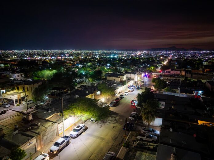 Antonio Astiazarán entregó el corredor Camina Segura número 155 en la colonia Los Ángeles de Hermosillo.