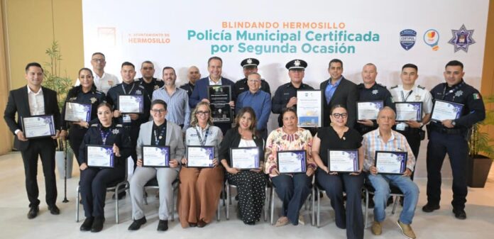 Toño Astiazarán entrega reconocimiento a Policía Municipal de Hermosillo por certificación CERTIPOL