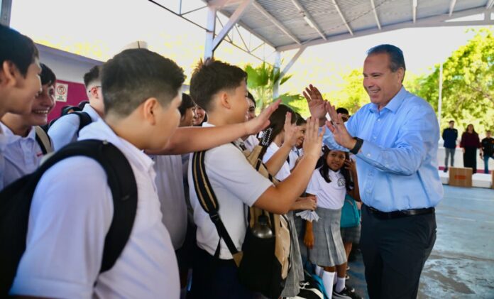 Toño Astiazarán entrega cinco computadoras a secundaria 9 de Hermosillo
