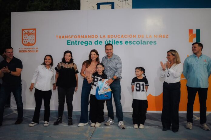 Toño Astiazarán y Patty Ruibal entregan útiles escolares a niñas y niños de Altares