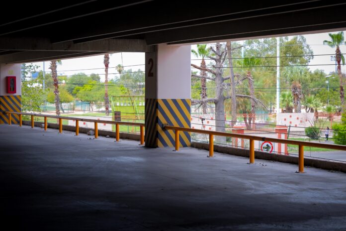 Nuevos barandales de protección instalados en el estacionamiento multinivel de la Universidad de Sonora.
