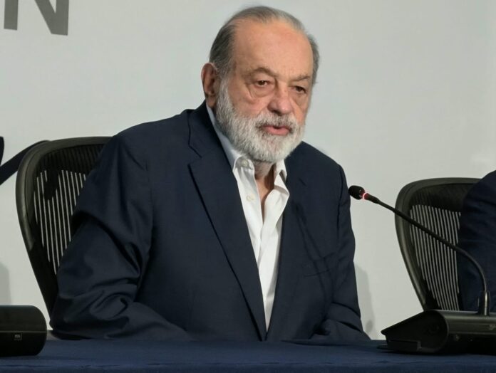 Carlos Slim respalda restricción de celulares en escuelas de México