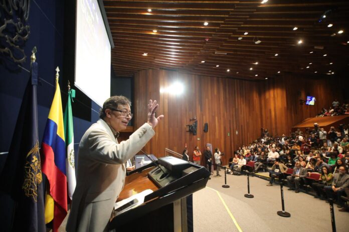 Gustavo Petro advierte desde la UNAM sobre elecciones de México 2027