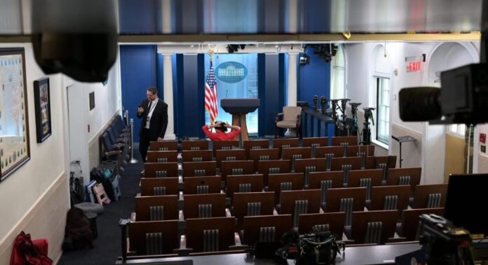 Trump y veto a CNN MS NOW y Politico de la Casa Blanca