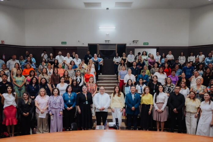 Patty Ruibal durante jornada de capacitación para atención de crisis en Hermosillo