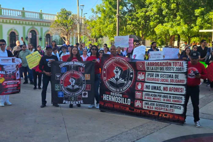 Médicos con carteles exigen atención del gobernador Alfonso Durazo.