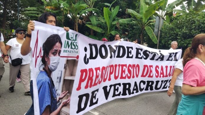 Claudia Sheinbaum durante gira por Veracruz enfrenta protestas del sector salud
