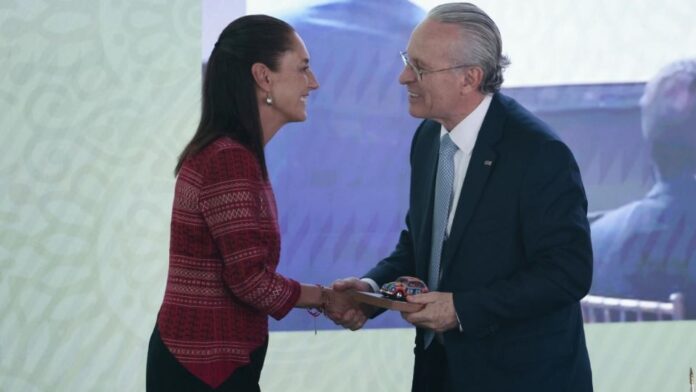 Empresarios piden a Claudia Sheinbaum contener la deuda pública de México.