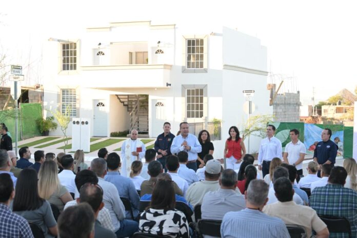 Toño Astiazarán durante la inauguración de Solhara, desarrollo de 200 viviendas sustentables al sur de Hermosillo.
