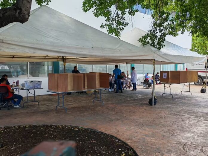 Trabajadores del IMSS participan en la consulta nacional sobre el aumento salarial de 6.8% para el periodo 2026-2027