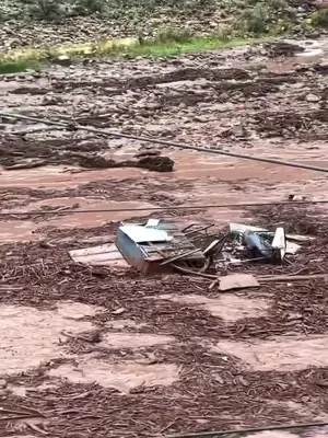 😳🌊 Así golpeó una inundación repentina al Gran Cañón. En cuestión de minutos, el agua comenzó a correr con enorme fuerza entre los cañones, arrastrando lodo y escombros y obligando a evacuar a personas que se encontraban en la zona. 📍 Gran Cañón, Arizona. Las imágenes muestran lo rápido que puede cambiar todo durante una tormenta. ¿Te imaginabas ver este lugar así? #GranCañón #Inundación #Arizona #ClimaExtremo #Viral