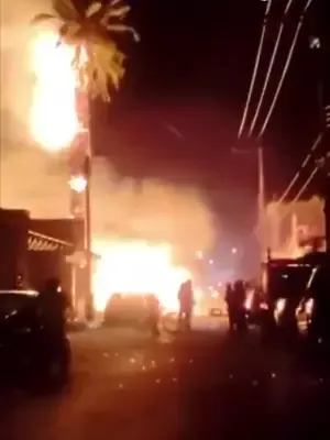 🚨💥 Atacan comandancia de Policía en Zacatecas Un artefacto explosivo fue detonado contra la comandancia municipal de Ojocaliente, dejando personas lesionadas y daños en vehículos e inmuebles cercanos. La zona fue asegurada mientras autoridades investigan el ataque. 📲 Sigue la información en desarrollo. #Zacatecas #Ojocaliente #México #ÚltimaHora #Noticias