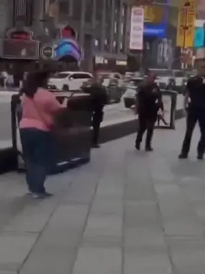 🔴 TERROR EN TIMES SQUARE: MATAN A EJECUTIVA DE BANK OF AMERICA Erin Piacenti, de 32 años, murió tras ser apuñalada en pleno corazón de Nueva York. La presunta agresora, Pamela Cisneros, fue abatida por policías cuando avanzó hacia ellos armada con dos cuchillos. #TimesSquare #NuevaYork #BankOfAmerica #ÚltimaHora #Noticias