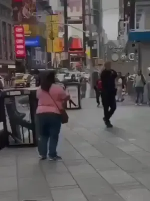 Muere ejecutiva de Bank of America tras ataque en Times Square Erin Piacenti, de 32 años, fue apuñalada durante un ataque en Times Square. La sospechosa, Pamela Cisneros, fue abatida por policías después de avanzar hacia ellos con dos cuchillos.  #SonoraHoy