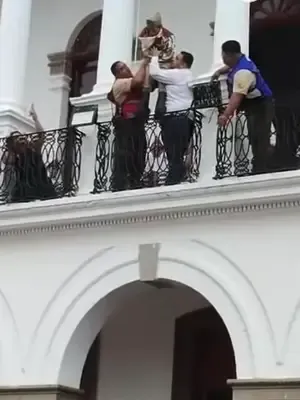 🇲🇽 Una representación de los Niños Héroes divide opiniones en redes. Un alumno fue lanzado desde un balcón de la Presidencia Municipal de Ameca, Jalisco, envuelto en la bandera de México, para representar a Juan Escutia durante una actividad escolar. El menor cayó sobre una red sostenida por adultos y no se reportaron lesiones. Sin embargo, el video provocó críticas de usuarios que cuestionaron la seguridad y la necesidad de realizar la escena; otros reaccionaron con humor. 💬 ¿Qué opinas de esta forma de representar la historia? #Ameca #Jalisco #NiñosHéroes #México #SonoraHoy