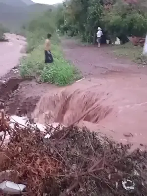 Lluvia torrencial deja incomunicadas a comunidades aledañas a #Guaymas y #Empalme. Las intensas precipitaciones han complicado caminos y accesos en distintos puntos de la región.