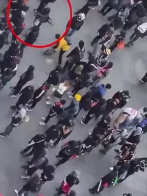 🚨 Un petardo estalló antes de ser lanzado y lesionó a un adolescente de 17 años durante la marcha del 2 de octubre en Ciudad de México. Según los primeros reportes, el artefacto explotó en su mano derecha y le provocó una posible fractura múltiple y heridas con desprendimiento de tejido. El incidente ocurrió durante la movilización para conmemorar la matanza de Tlatelolco de 1968. #2DeOctubre #CDMX #Tlatelolco #SonoraHoy