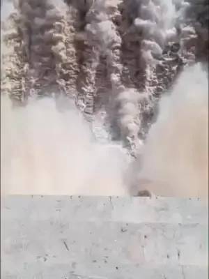 🌊 Agua que va rumbo al campo: así luce el desfogue de la presa Los Pilares, en #Álamos. El agua liberada este fin de semana avanza hacia la presa Adolfo Ruiz Cortines, conocida como El Mocúzari, en #Navojoa, donde será aprovechada para las actividades agrícolas de la región. 🌱 Un recorrido entre presas que aporta agua para el campo del sur de Sonora. #LosPilares #ElMocúzari #SonoraHoy