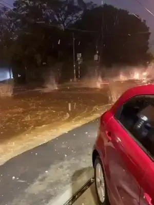 ⛈️ Granizos de gran tamaño sorprenden en Paraguay. Una intensa tormenta afecta a Asunción y varias ciudades del departamento Central, con fuertes lluvias y una caída de granizo que ha llamado la atención por el tamaño de los fragmentos de hielo. 📍 Usuarios reportan calles inundadas y fuertes corrientes de agua en distintos puntos de la zona. #Paraguay #Asunción #Granizo #Tormenta #SonoraHoy