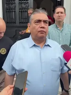 🚨 Se entrega el llamado “doctor de los sueros” en Hermosillo. Después de varios meses prófugo, Jesús Maximiano Verduzco Soto se presentó ante las autoridades y quedó a disposición de la justicia por el caso de los llamados “sueros vitaminados”, relacionado con la muerte de ocho personas. Su nombre se convirtió en uno de los más buscados en Sonora y ahora el caso entra en una nueva etapa. ¿Habrá justicia para las víctimas y sus familias? #Hermosillo #Sonora #SuerosVitaminados #NoticiasSonora #ÚltimaHora