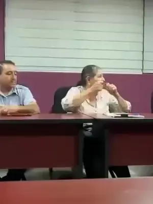 🎣 “Me da mucho sentimiento que valgan ver&a”: el reclamo de una líder pescadora al secretario de SAGARPA en Sonora, Juan González. Durante una reunión, la representante del sector expresó su inconformidad frente al funcionario con estas palabras. Así fue el momento. 👇 #Sonora #Pesca #SonoraHoy