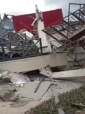 🔴 Panamá vivió momentos de alarma. Un terremoto de magnitud 7.7 sacudió el país este viernes 9 de octubre, provocó evacuaciones y dejó daños en edificios. El epicentro se ubicó cerca de Pitaloza Arriba, en la provincia de Herrera. Tras el movimiento se registraron múltiples réplicas; la alerta de tsunami emitida inicialmente fue levantada. Hasta los reportes de esta noche no se habían confirmado fallecimientos. Las autoridades continúan evaluando las afectaciones. #Panamá #Sismo #Terremoto #SonoraHoy