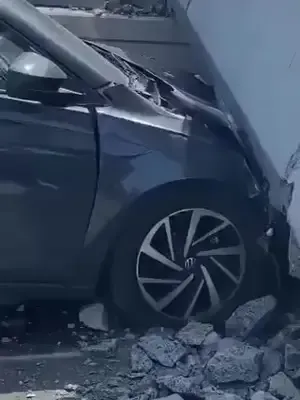 🚨 Un puente peatonal cayó sobre un vehículo en Monterrey, Nuevo León. Pese al impacto de la estructura, las autoridades no reportan personas lesionadas tras el desplome. #Monterrey #NuevoLeón #SonoraHoy