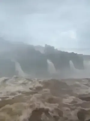 🌊 La fuerza del agua cambió el paisaje de las cataratas del Iguazú. La crecida obligó a cerrar accesos y retirar barandales de una pasarela. 💬 ¿Has visitado este lugar o está en tu lista de viajes? #Iguazú #Naturaleza #Internacional