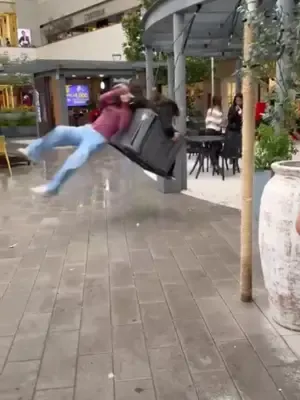 🚨 Una joven fue golpeada por un columpio en movimiento mientras caminaba por un centro comercial en México. El impacto la hizo caer al suelo. El momento quedó captado en video. #México #SonoraHoy