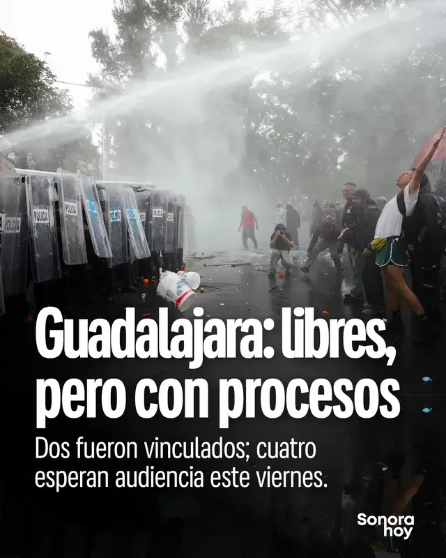 Los últimos siete detenidos tras la protesta por agua limpia en Guadalajara ya están en libertad. Dos fueron vinculados a proceso y cuatro esperan una audiencia este viernes 16 de octubre. También sigue pendiente esclarecer las denuncias de tortura y abusos policiales. Lemus reconoció excesos y Sheinbaum pidió una investigación profunda. ¿Habrá una explicación pública sobre quién ordenó y cómo se ejecutó el operativo? #Guadalajara #Jalisco #DerechoAlAgua #DerechosHumanos #SonoraHoy