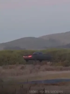 🚗🚀 ¡Tesla no fue el primero! Comienzan "las retas" por los carros voladores 🗣️ “Bienvenida, Tesla, a la carrera de los autos voladores. Llevamos once años aquí solos”, expresó Jim Dukhovny, director ejecutivo de Alef. ✈️ Pero ¿quiénes son? Alef Aeronautics es una empresa de California que desarrolla el Model A, un vehículo eléctrico diseñado para circular por carretera y despegar verticalmente. #AlefAeronautics #Tesla #ElonMusk