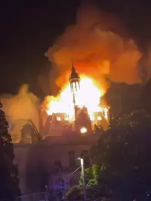 🔥 La torre del reloj del Ayuntamiento de Limoges, Francia, se desplomó tras un incendio provocado durante los disturbios al término de una manifestación este sábado 17 de octubre. Las llamas se extendieron por una de las alas del edificio hasta alcanzar el techo. El alcalde confirmó el colapso de la torre y reportó graves daños en la sede municipal. #Francia #Limoges #Incendio #SonoraHoy